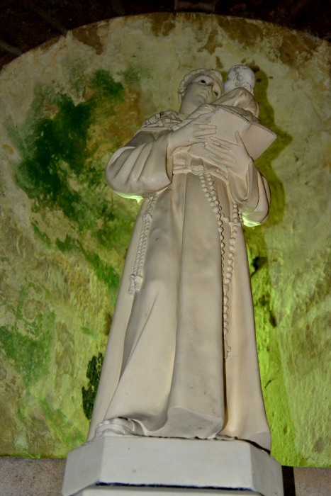 statue