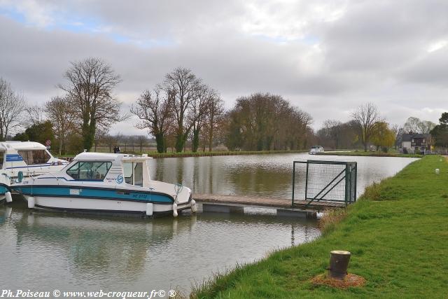 Port de Plagny du Canal du Nivernais Nièvre Passion