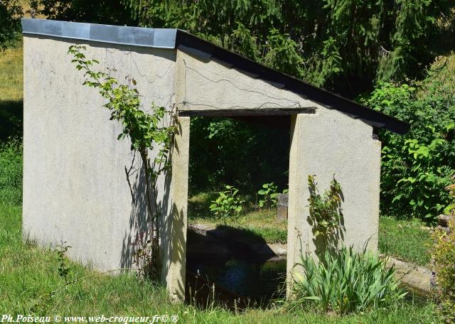 Petit lavoir de Montigny-aux-Amognes