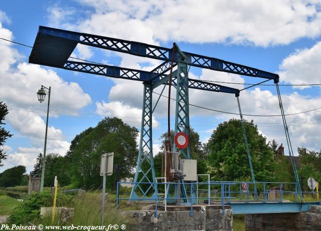 Pont-Levis de Pousseaux Nièvre Passion