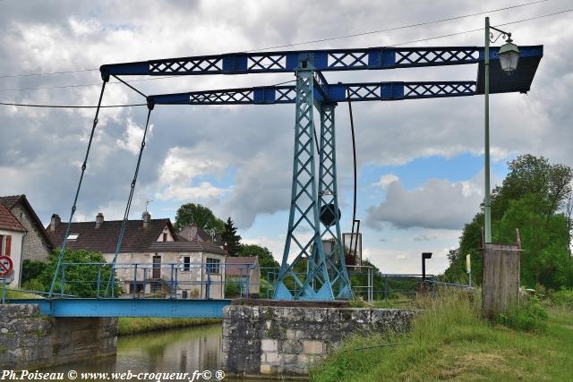 Pont-Levis de Pousseaux Nièvre Passion