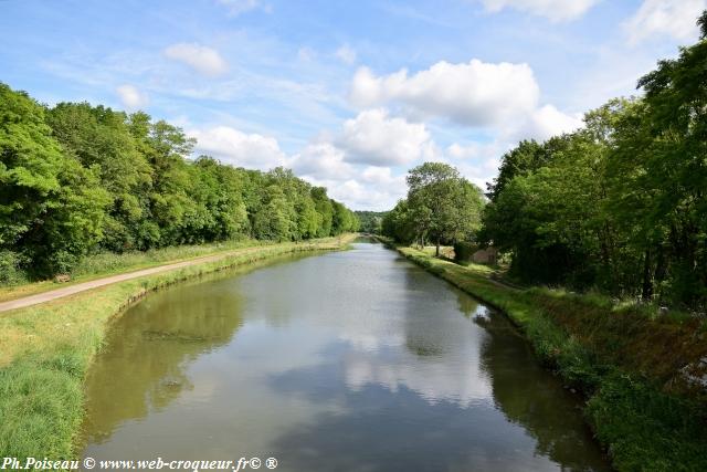 Pont sur le Canal à Presle