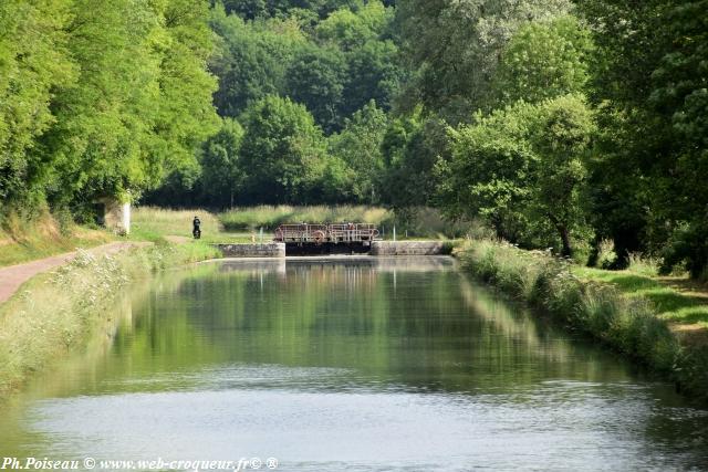 Pont sur le Canal à Presle