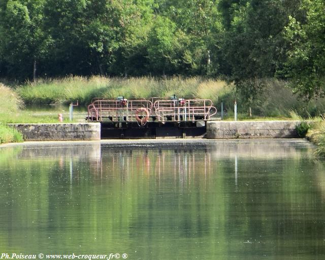 Pont sur le Canal à Presle