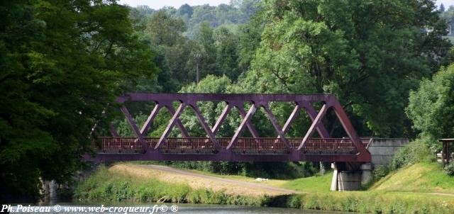 Pont sur le Canal à Presle