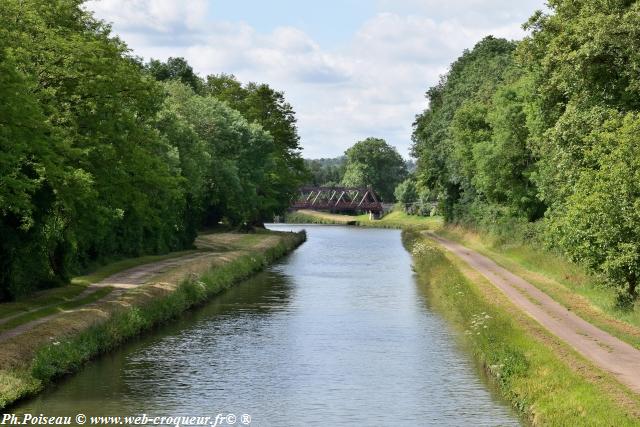 Pont sur le Canal à Presle