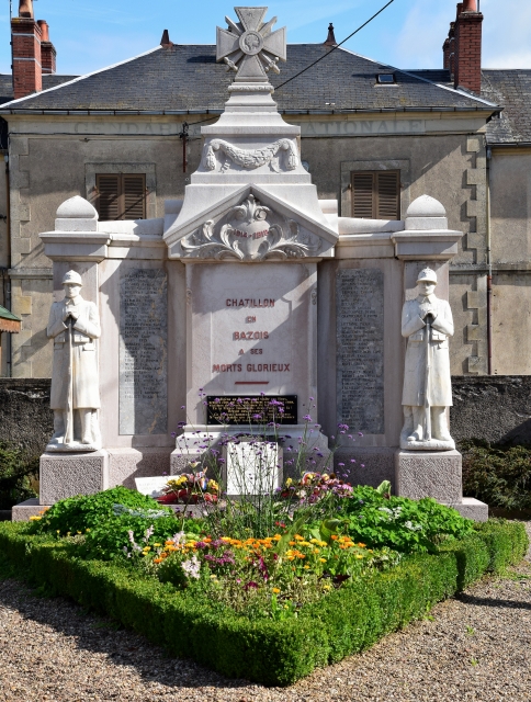 Monument aux Morts de Châtillon-en-Bazois