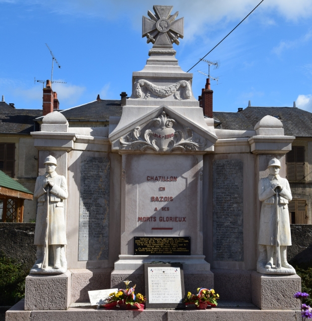 Monument aux Morts de Châtillon-en-Bazois
