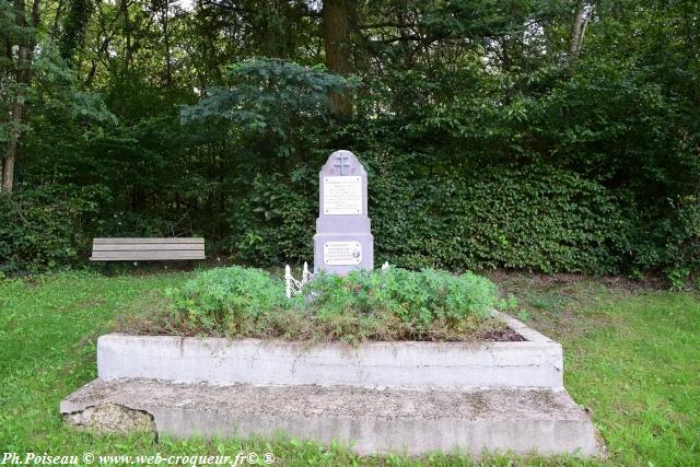 Monument à la mémoire d'un résistant Nièvre Passion