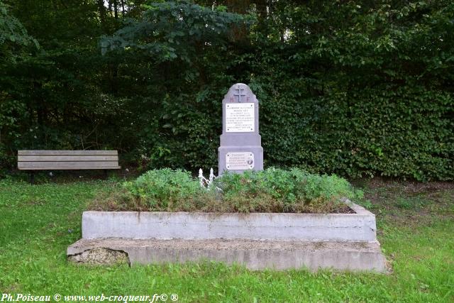 Monument à la mémoire d'un résistant Nièvre Passion