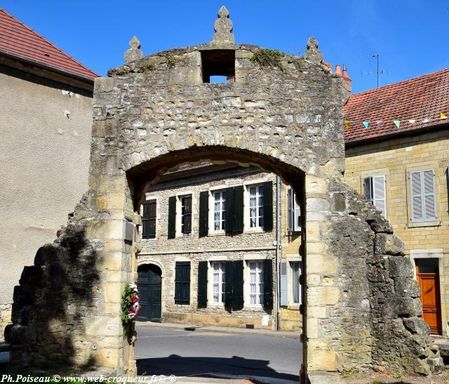 Porte de Saint Pierre le Moutier