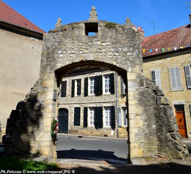 Porte de Saint Pierre le Moutier