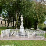 Monument aux Morts de Urzy un hommage