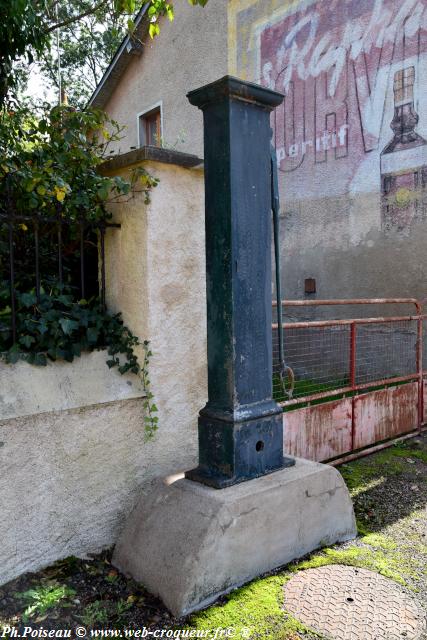 Pompes à bras rue des Ponts de Prémery