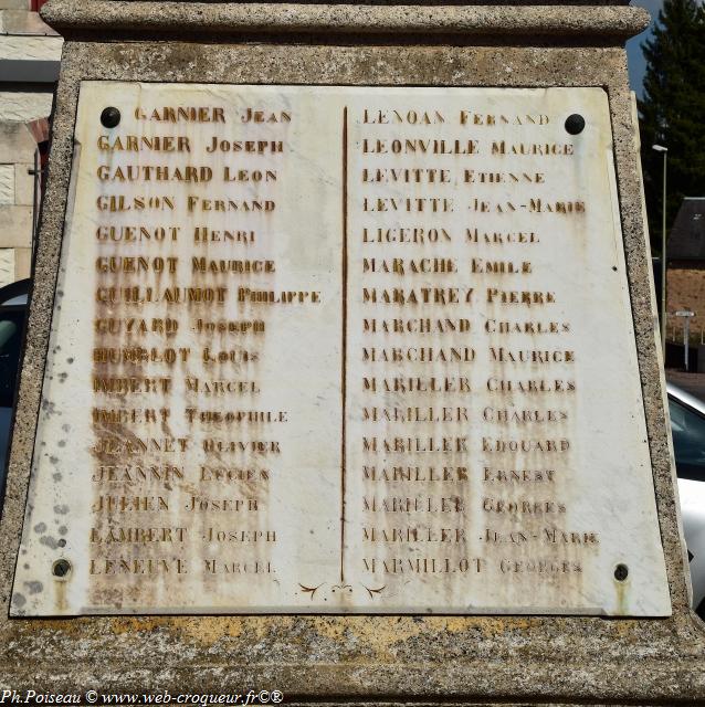 Monument aux Morts de Moux en Morvan