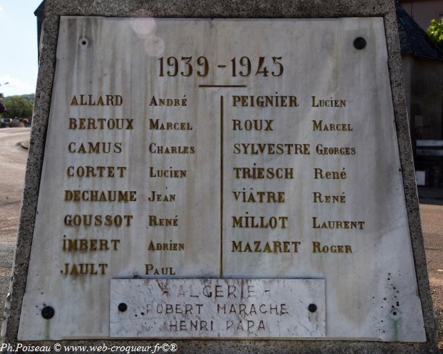 Monument aux Morts de Moux en Morvan