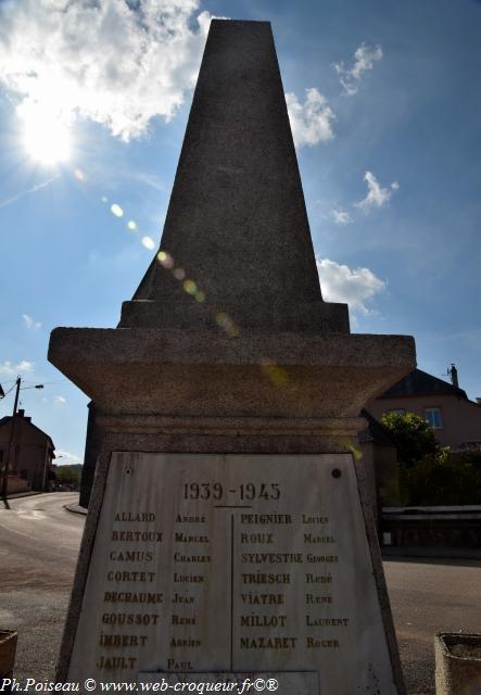 Monument aux Morts de Moux en Morvan un hommage