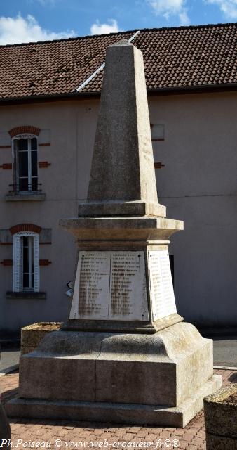 Monument aux Morts de Moux en Morvan