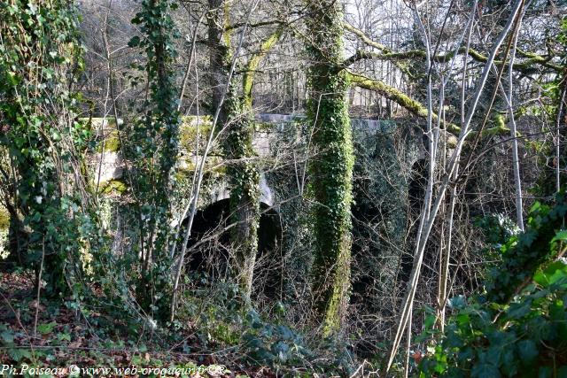 Pont sur le Canal des voûtes de la Collancelle Nièvre Passion