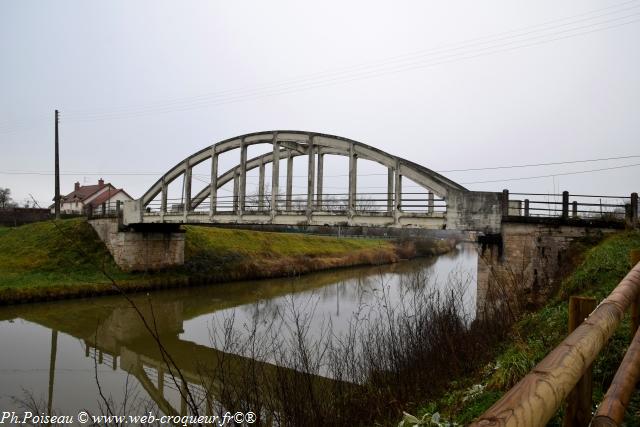 Pont sur le Canal de la Loire Nièvre Passion