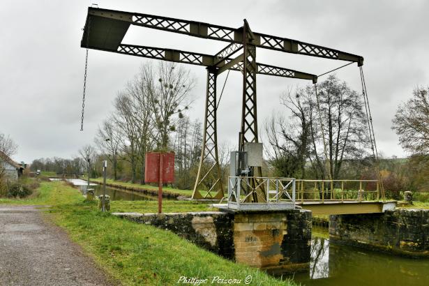 Pont mobile de l'écluse 37