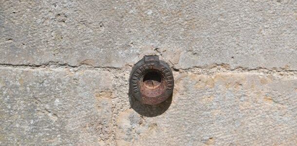 Repère de nivellement de Brinon sur Beuvron