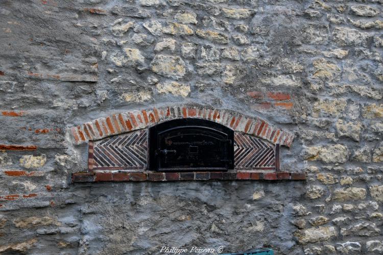 Ancienne porte d’un four sur Guérigny un patrimoine