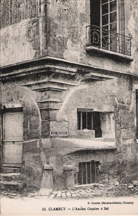 L'ancien grenier à sel en 1913 avant sa démolition.