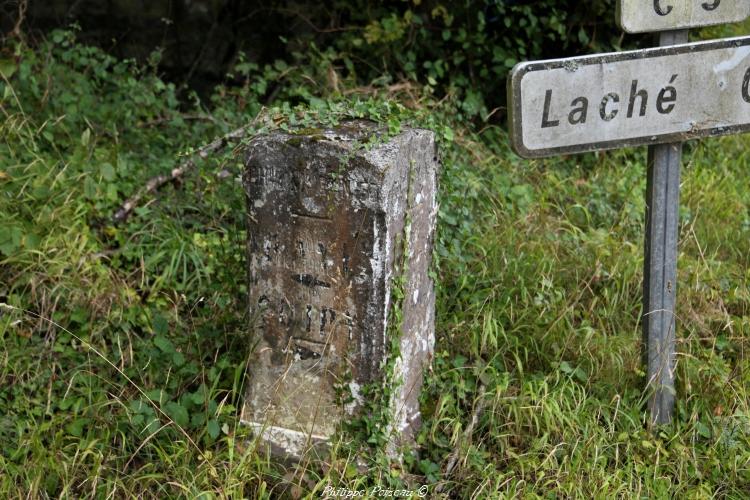 Une ancienne borne routière