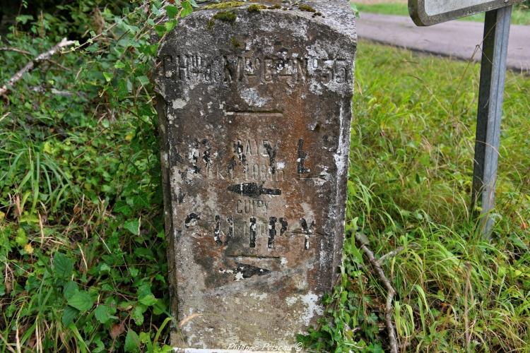 Une ancienne borne routière