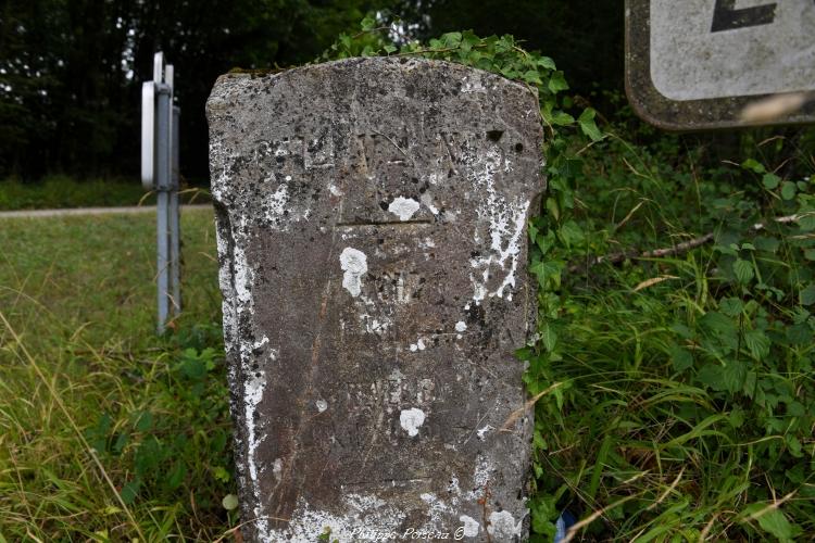 Une ancienne borne routière