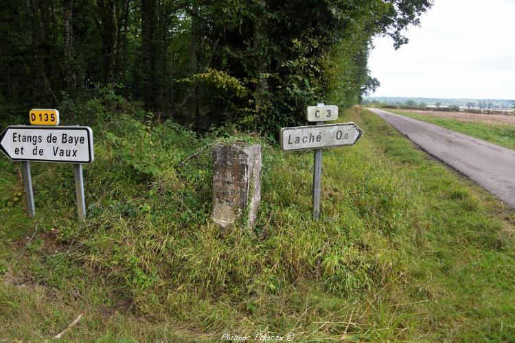 Une ancienne borne routière