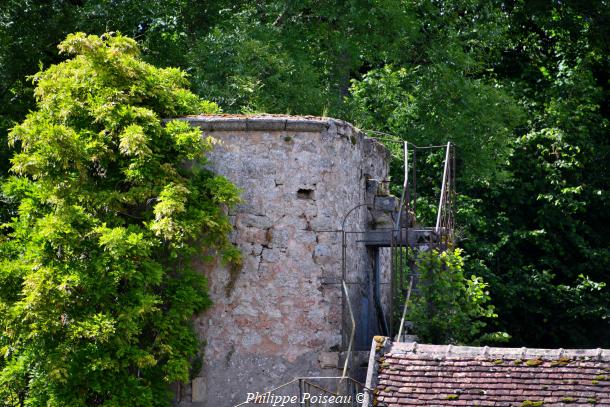 Ancienne tour de Lormes un beau patrimoine