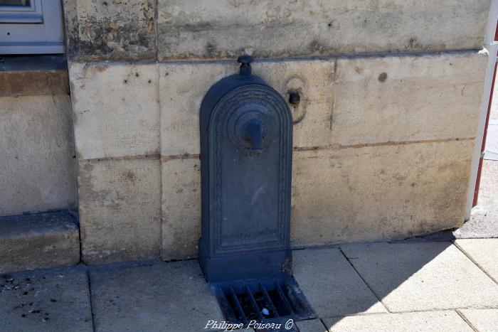 Borne Fontaine à la mairie de Corbigny un beau patrimoine