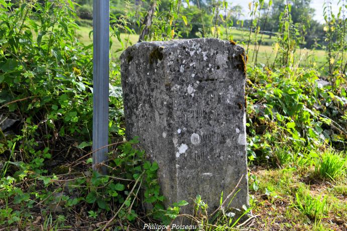 Ancienne borne routière d'Héry