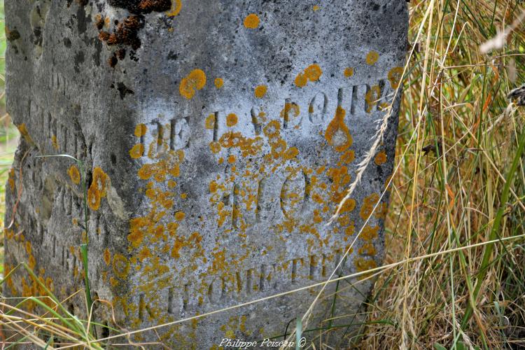 Ancienne borne de Chevroches