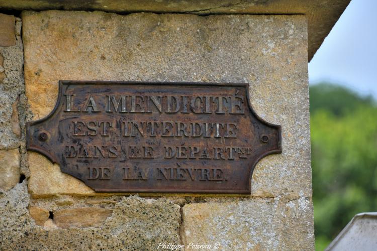 Plaque de la mendicité dans la Nièvre