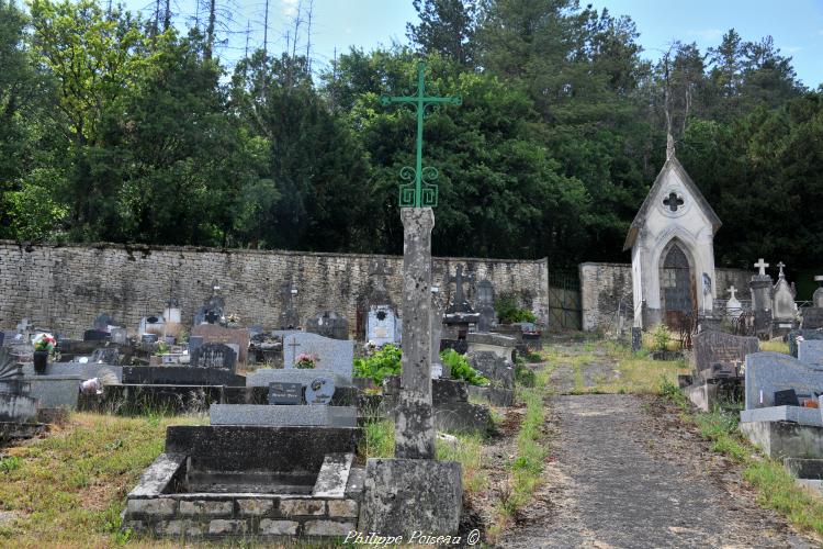 Croix du cimetière de Courcelles