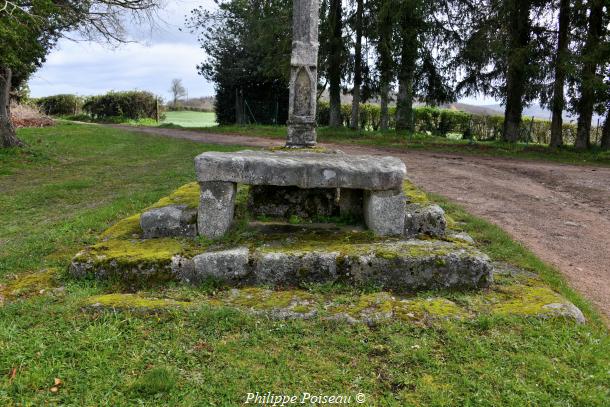 La Croix et Pierre des morts de Marigny-l'Église un beau patrimoine