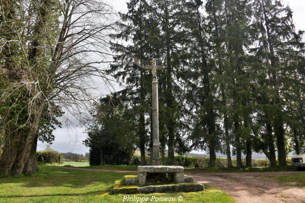 La Croix et Pierre des morts de Marigny-l'Église un beau patrimoine