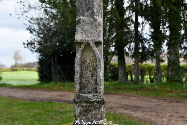 La Croix et Pierre des morts de Marigny-l'Église un beau patrimoine