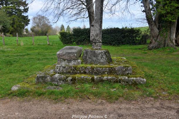 La Croix et Pierre des morts de Marigny-l'Église un beau patrimoine
