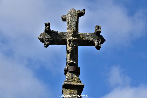 La Croix et Pierre des morts de Marigny-l'Église un beau patrimoine