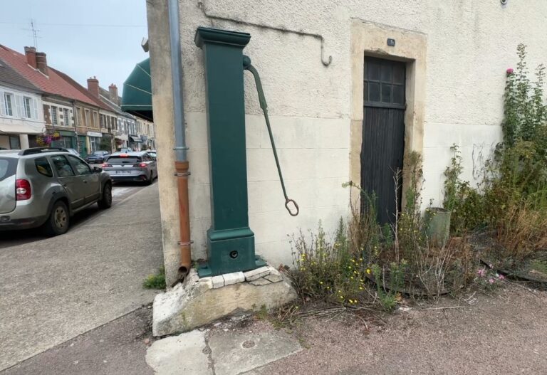 La Pompe à bras rue de la gare de Prémery un beau patrimoine
