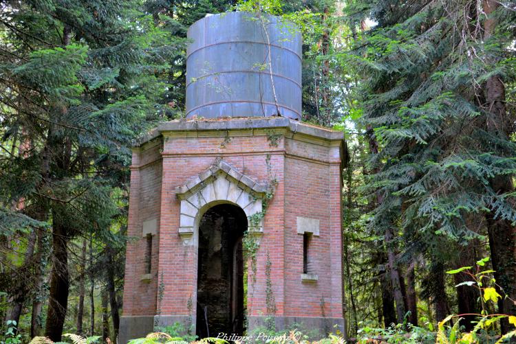 Le château d'eau du château de Thaix