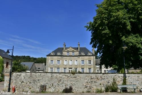 Le Château de Glux en Glenne un imposant bâtiment