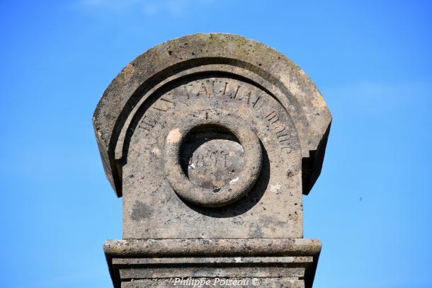 Porche d'entré du cimetière de Dun-sur-Grandy un beau patrimoine