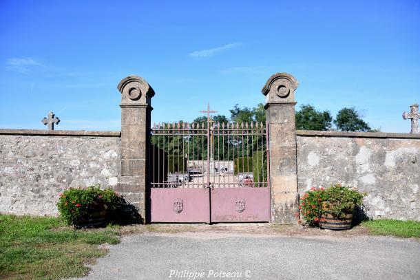 Porche d'entré du cimetière de Dun-sur-Grandy un beau patrimoine
