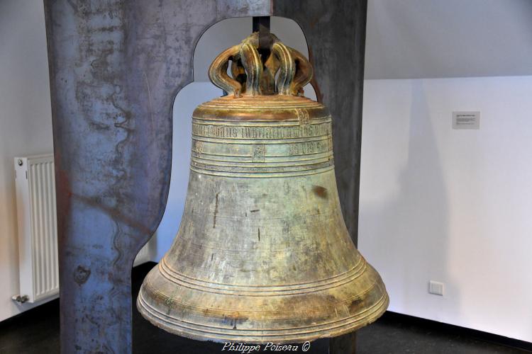 Ancienne cloche de l'église de Metz-le-Comte