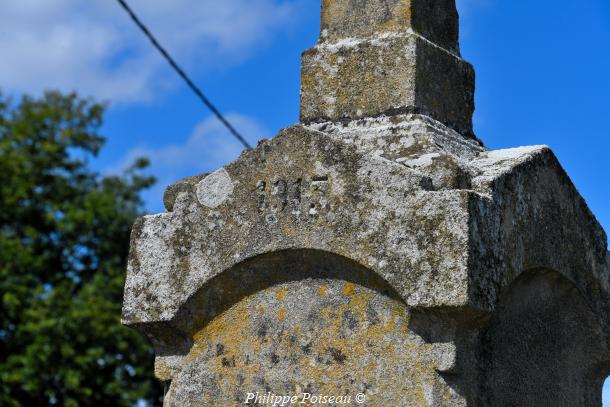 Croix du centre de Luthenay Uxeloup